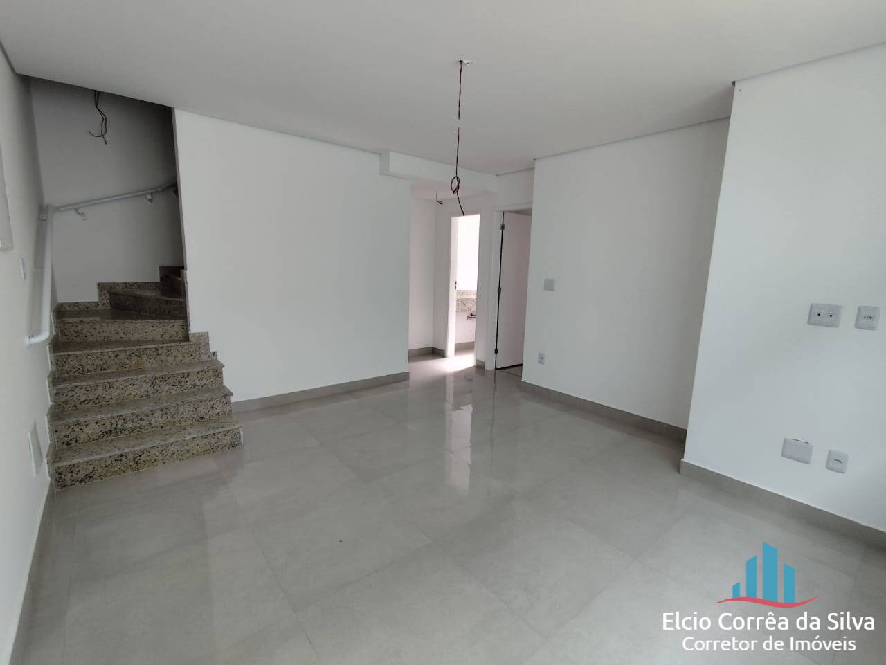 Casa à venda com 2 quartos, 100m² - Foto 1